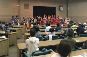 去る６月１２日に開催された『みなみおおさまカフェ』では、八王子つむぎ会が古典阿波踊りを披露し、会場を賑わせた。
