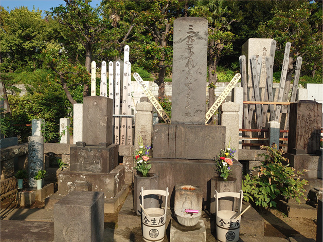 圓朝と初代ぽん太の墓